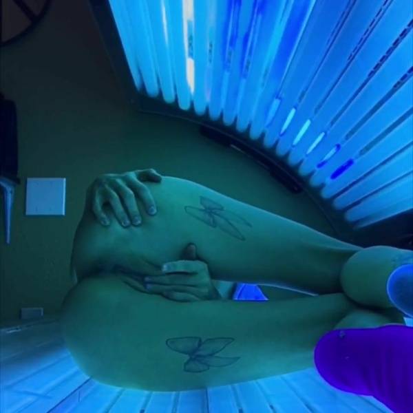 Emma Hix Had a little fun in the tanning bed haha porn videos on girlsabc.com