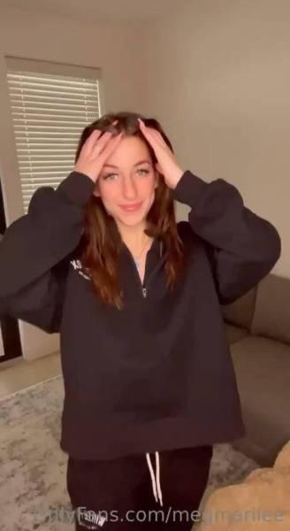 Megan McCarthy Sweatsuit Strip Onlyfans Video Leaked on girlsabc.com