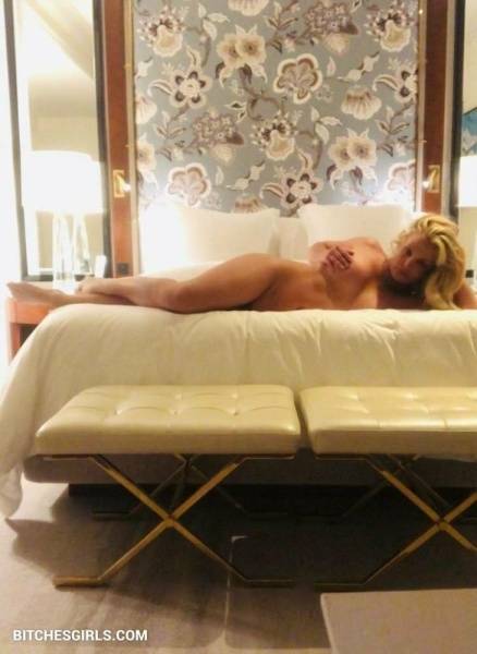 Britney Spears Nude Celebrity Leaked Tits Photos on girlsabc.com