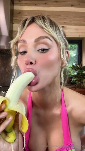 Sara Jean Underwood Banana Blowjob OnlyFans Video Leaked on girlsabc.com