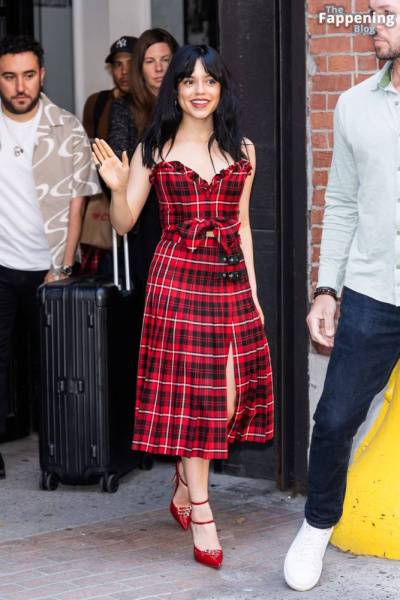 Jenna Ortega Flashes a Smile and a Wave as She Steps Out in NYC (35 Photos) - Usa on girlsabc.com