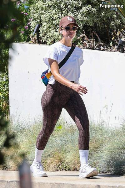 Jessica Alba Shows Off Her Sexy Butt Wearing Leggings in Beverly Hills (23 Photos) on girlsabc.com