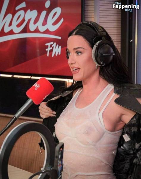 Katy Perry Flashes Her Nude Tits (3 Photos) on girlsabc.com