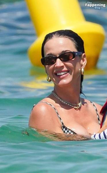 Katy Perry and Her Family Arrive at Le Club 55 in Saint-Tropez (97 Photos) - France on girlsabc.com
