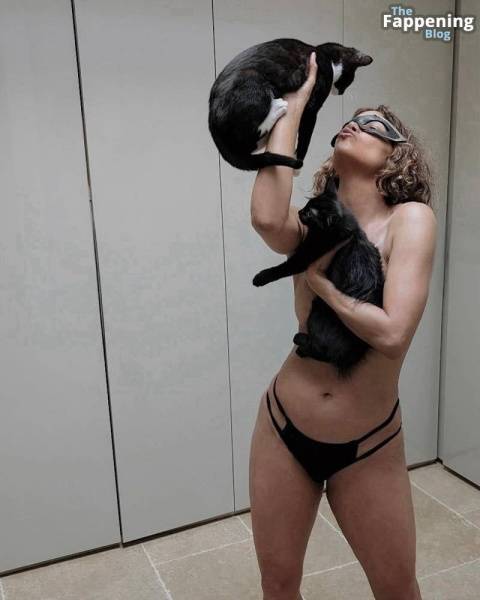 Halle Berry Topless (5 Photos) on girlsabc.com
