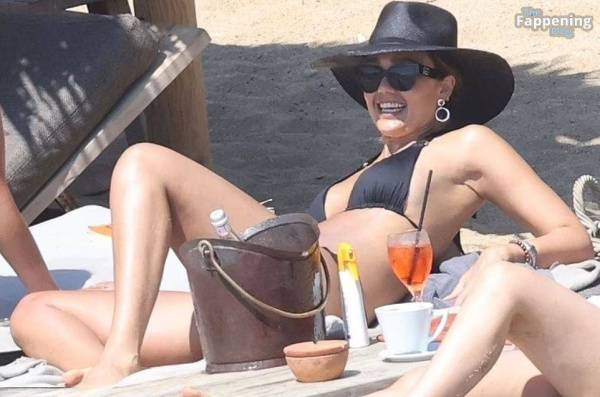 Jessica Alba Looks Sexy in a Black Bikini (15 Photos) on girlsabc.com