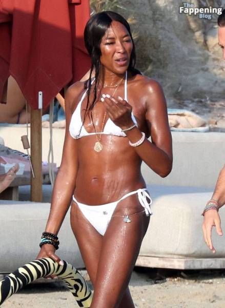 Naomi Campbell Shows Off Her Sexy Figure During Her Holiday with DJ Rampa on the Beaches of Mykonos (123 Photos) - Britain - Germany on girlsabc.com