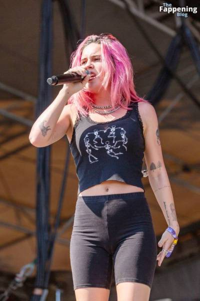 Bea Miller Shows Off Her Cameltoe on Stage (17 Photos) - Usa on girlsabc.com