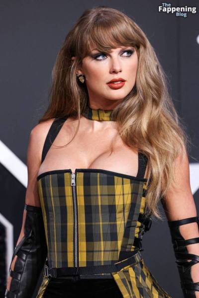 Taylor Swift Displays Nice Cleavage at the MTV VMAs (170 Photos) on girlsabc.com