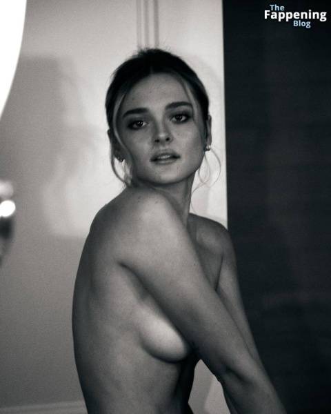 Charlotte Lawrence Topless (4 Photos) on girlsabc.com